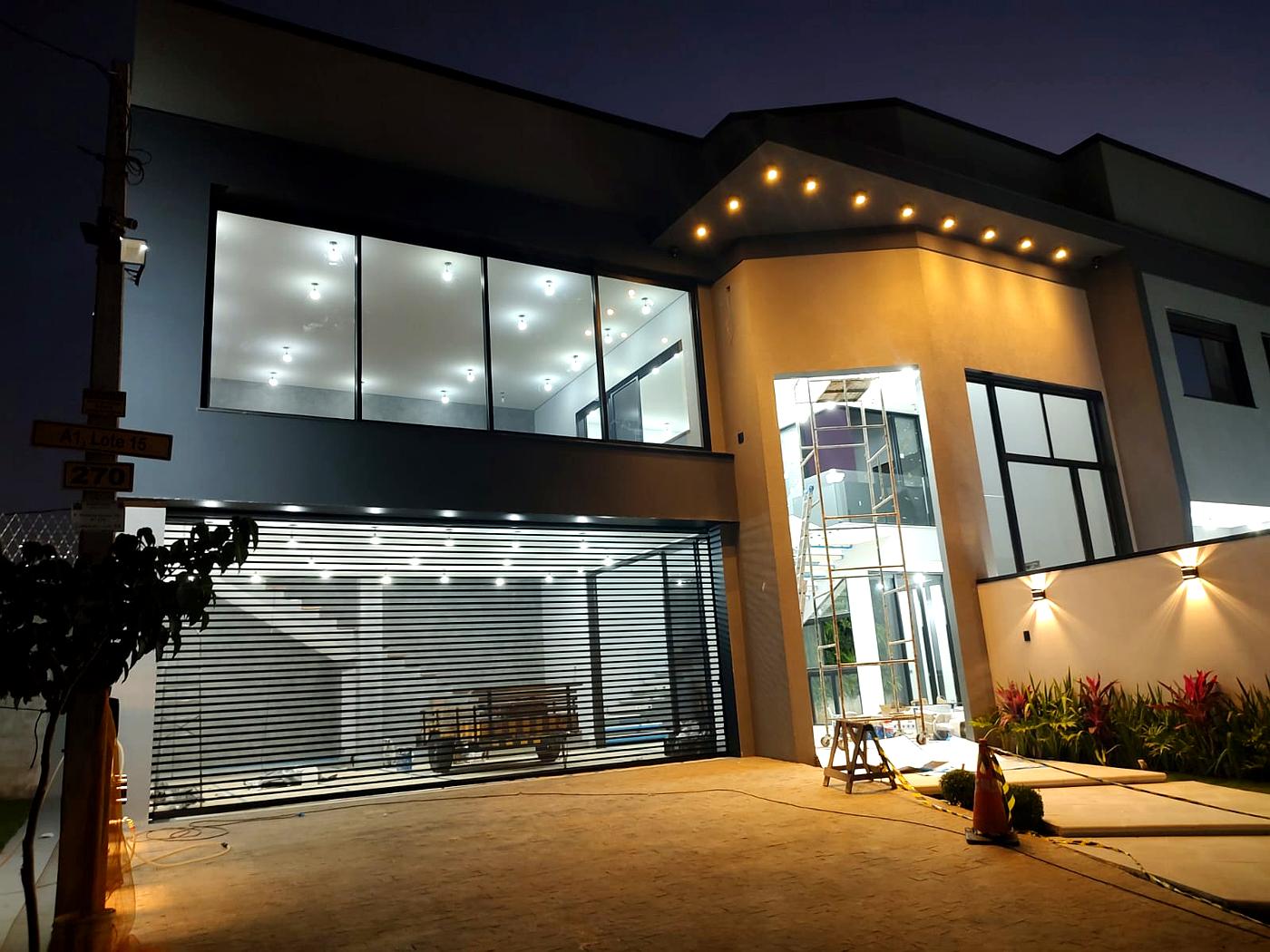 Residência alto padrão com portão automático iluminado