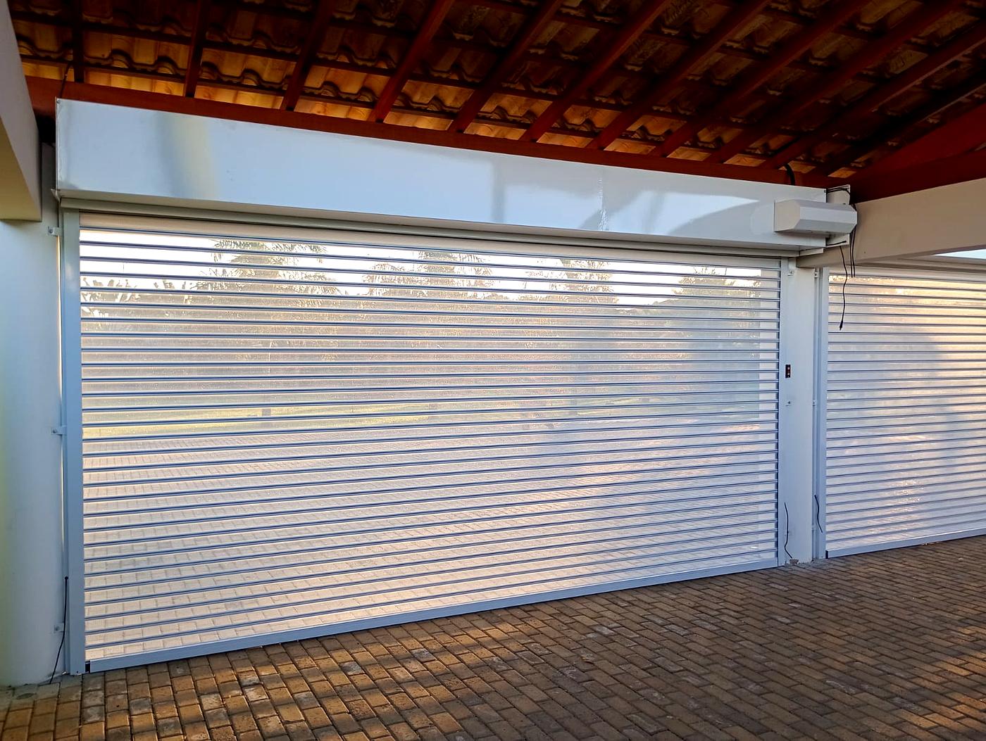 Garagem residencial alto padrão sob cobertura