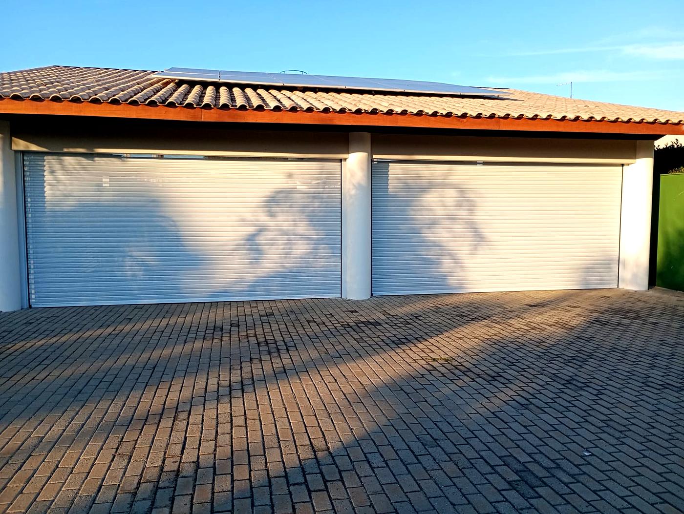 Garagens residenciais gêmeas com portão automático