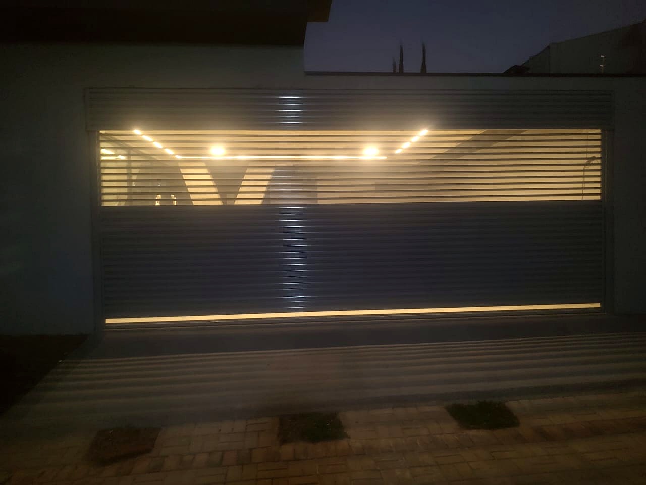 Portão automático com iluminação LED integrada à noite