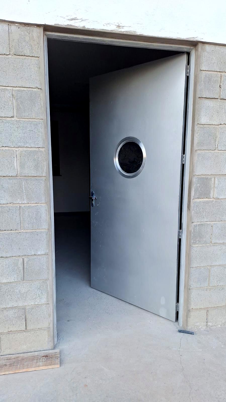 Porta social reforçada com visor redondo