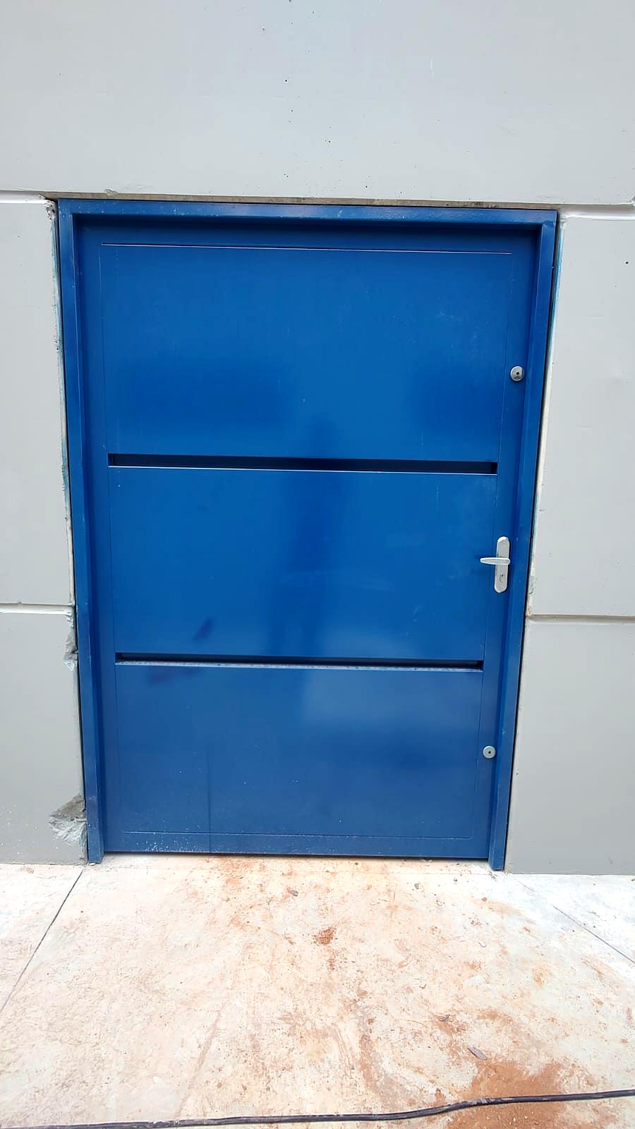 Porta social reforçada de três seções